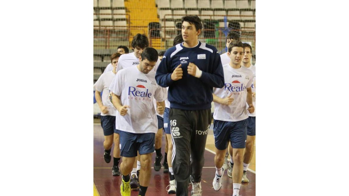 Los jugadores del Ademar, en un entrenamiento en el Palacio.
