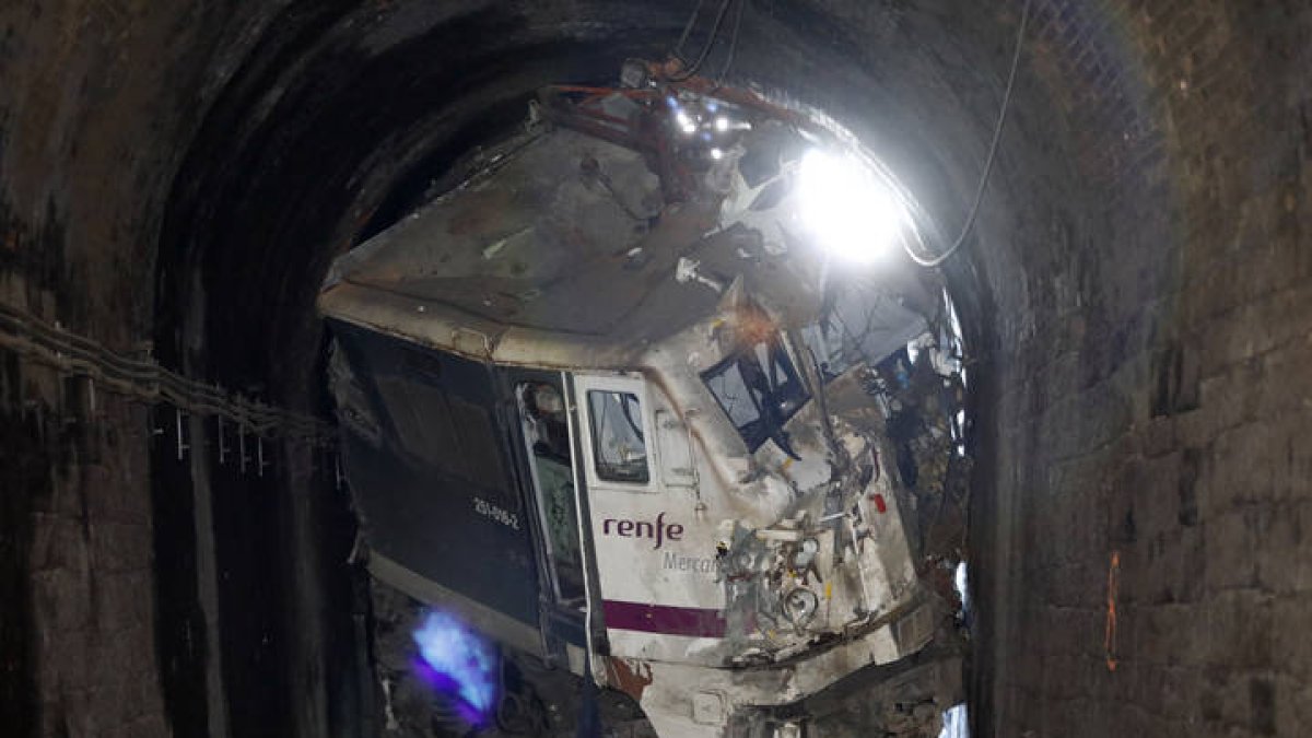 Estado en el que quedó la cabina de la locomotora. MARCIANO PÉREZ