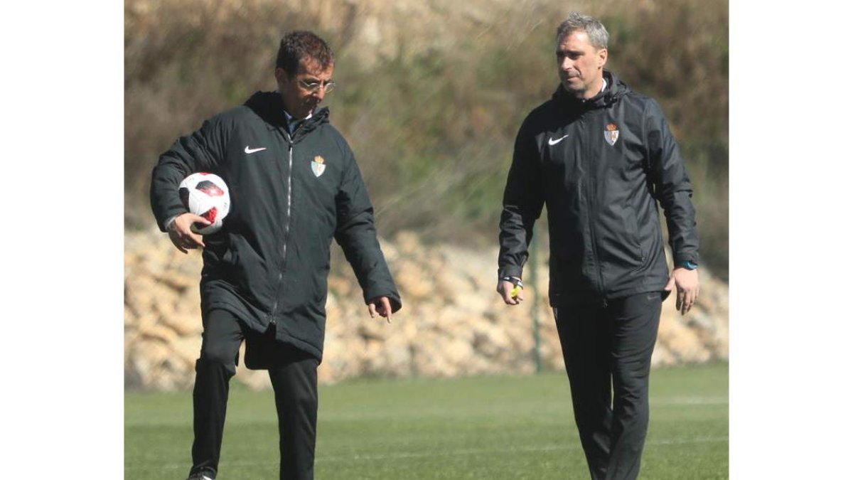 Cali y Bolo, durante un entrenamiento de la Deportiva en el Anexo de El Toralín. L. DE LA MATA