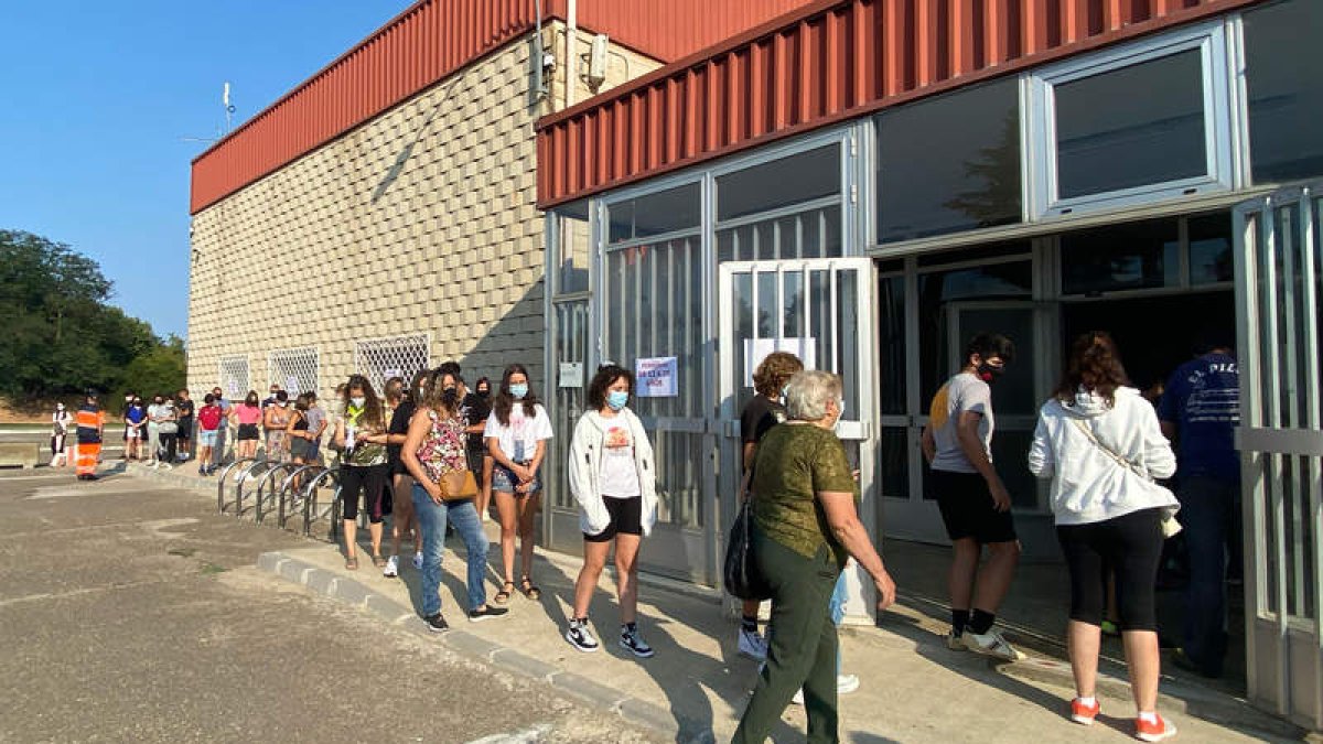 La cola discurrió ordenadamente en La Bañeza. RAMIRO