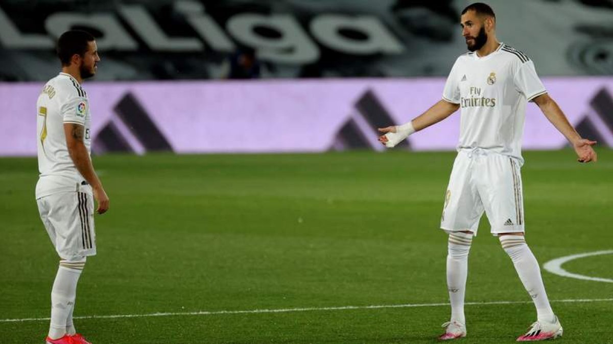 El delantero Karim Benzema, a la derecha, no tendrá la compañía hoy de Eden Hazard. JUANJO MARTÍN