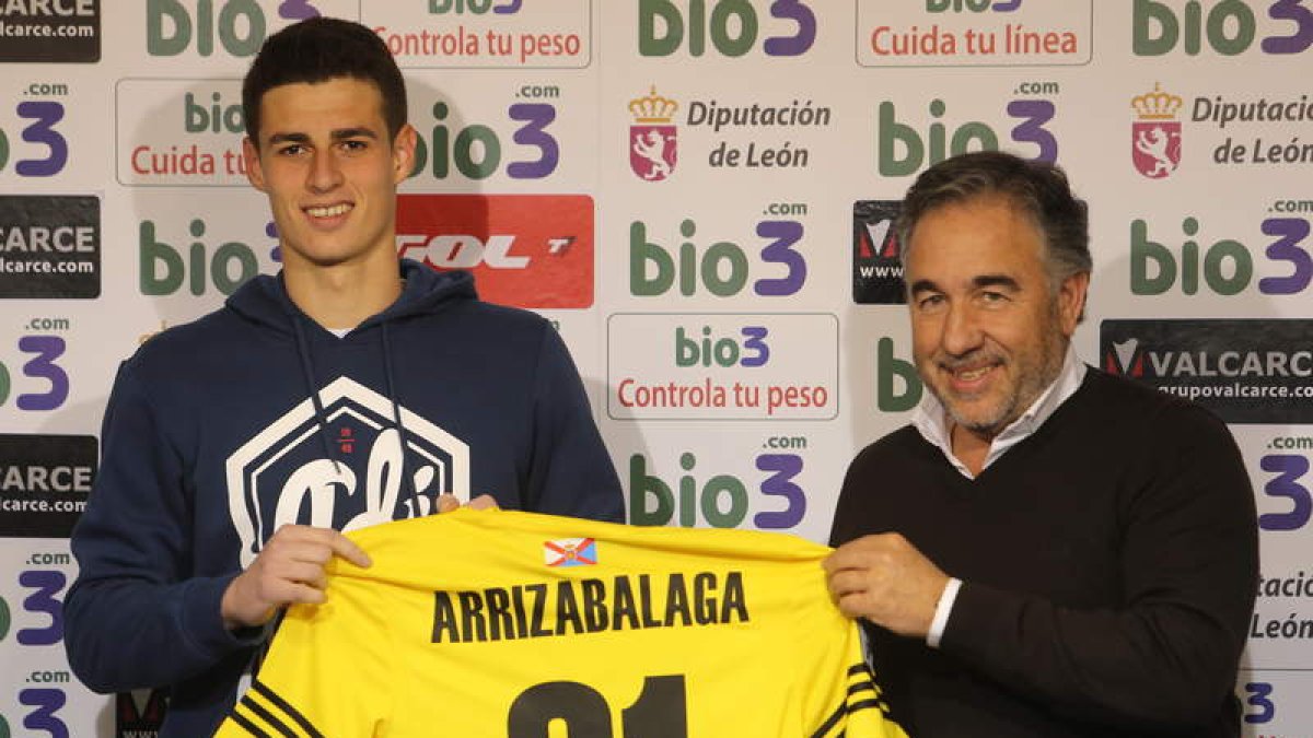 Kepa Arrizabalaga, izquierda, en la presentación como nuevo guardameta de la Ponferradina junto a José Fernández ‘Silvano’.