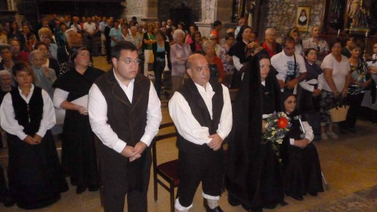 Los novios, los padrinos y algunos invitados, ataviados con los trajes tradicionales lacianiegos.
