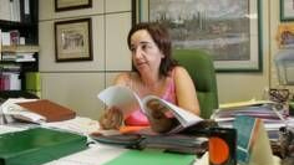 La directora de la Omic trabajando en su despacho