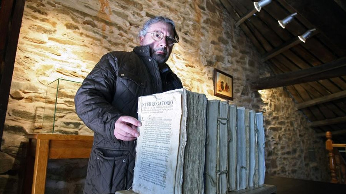 El alcalde pedáneo de Santa Marina de Torre, Melchor Moreno, junto a los libros sobre las leyes de España y de la Corona de Castilla de los siglos XVIII y principios del XIX, así como un ejemplar manuscrito del catastro de la Ensenada.