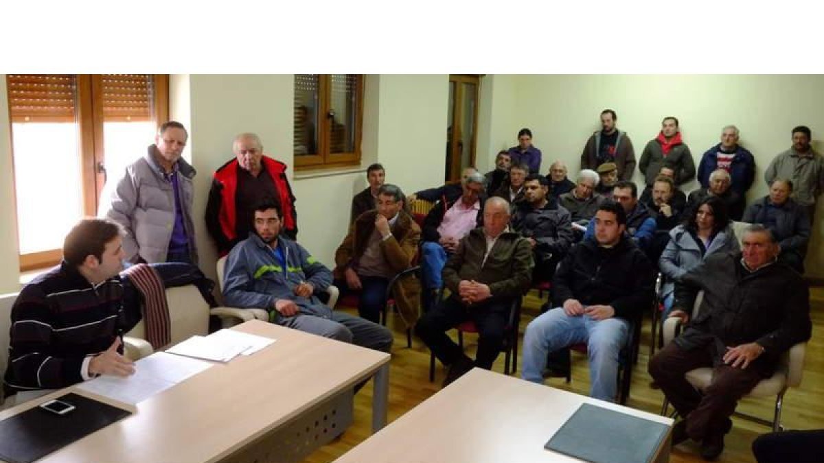 Tino Rodríguez (Izquierda), durante la reunión celebrada ayer con los vecinos de Sena de Luna.