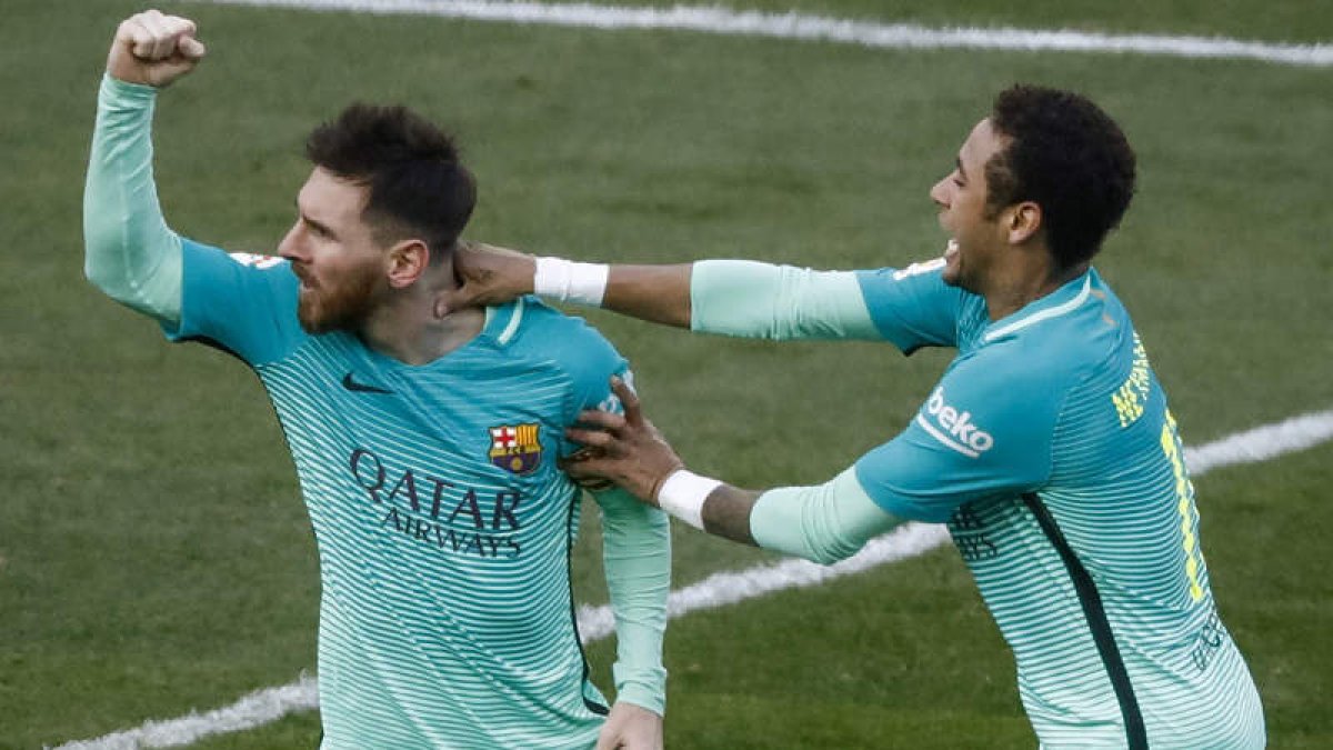 Messi y Neymar celebran el gol del argentino que supuso la victoria el pasado domingo frente al Atlético en el Calderón. EMILIO NARANJO