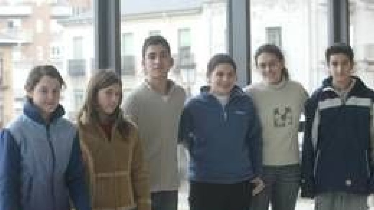 Los seis alumnos ganadores de los dos premios nacionales y uno autonómico en el hall del instituto