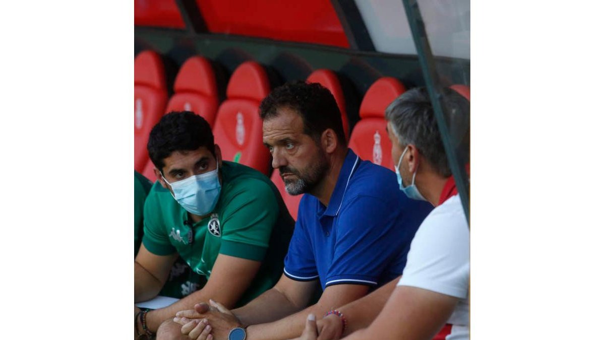 Ramón González con parte de su cuerpo técnico, en el duelo ante el Rayo Mahadahonda. FERNANDO OTERO