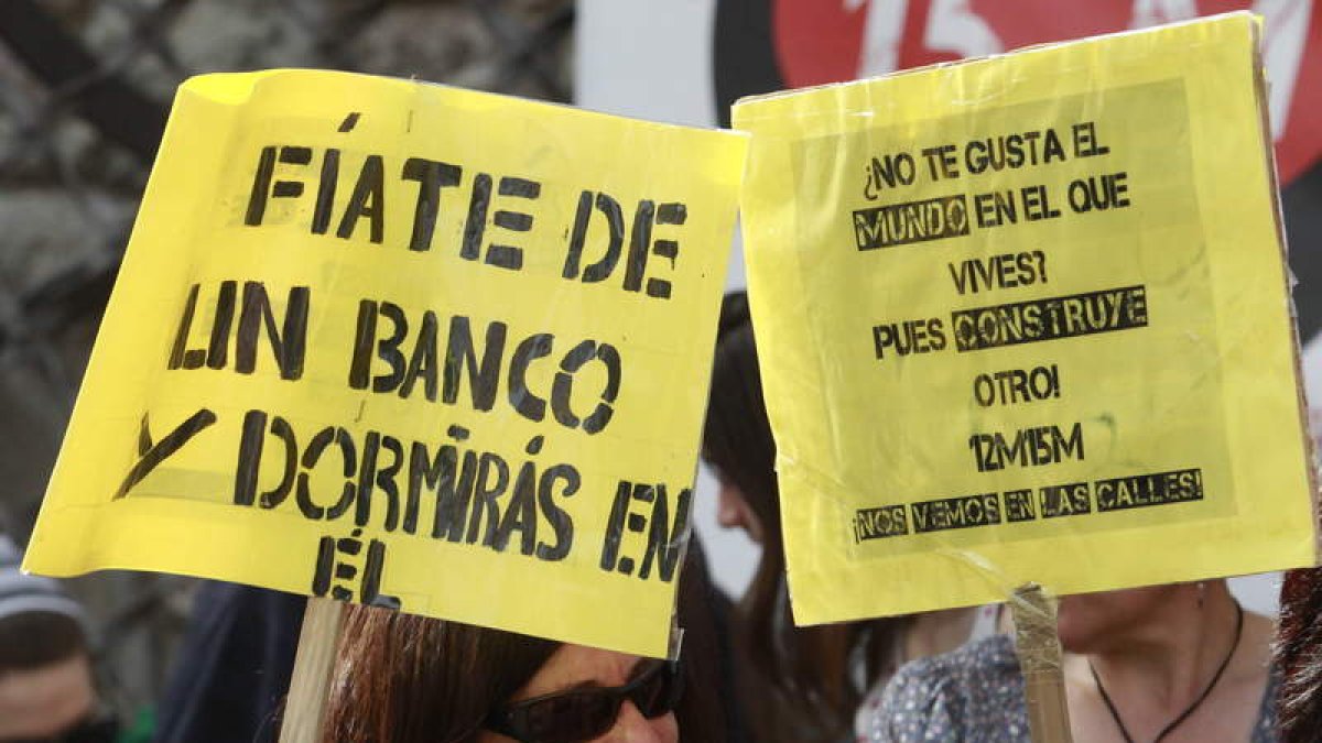Manifestantes en el aniversario del 15-M en la plaza de Botines, en León.