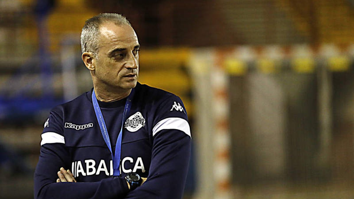 El entrenador del Ademar, Rafa Guijosa, ya ha dicho que le gustaría seguir en el club. MARCIANO PÉREZ