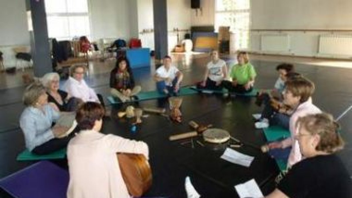 Teresa Gutiérrez, en el centro, participa en el taller de musicoterapia.