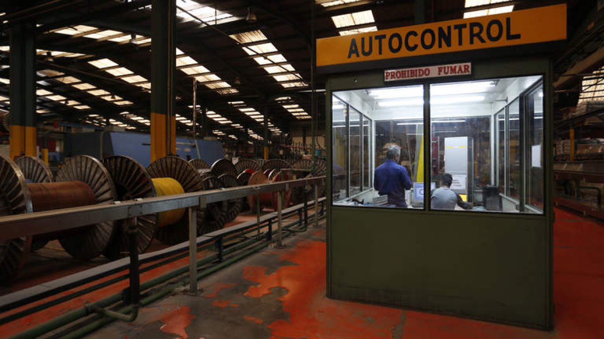 El sector industrial sigue sin coger el pulso en la provincia y pierde a buena parte de sus trabajadores. JESÚS