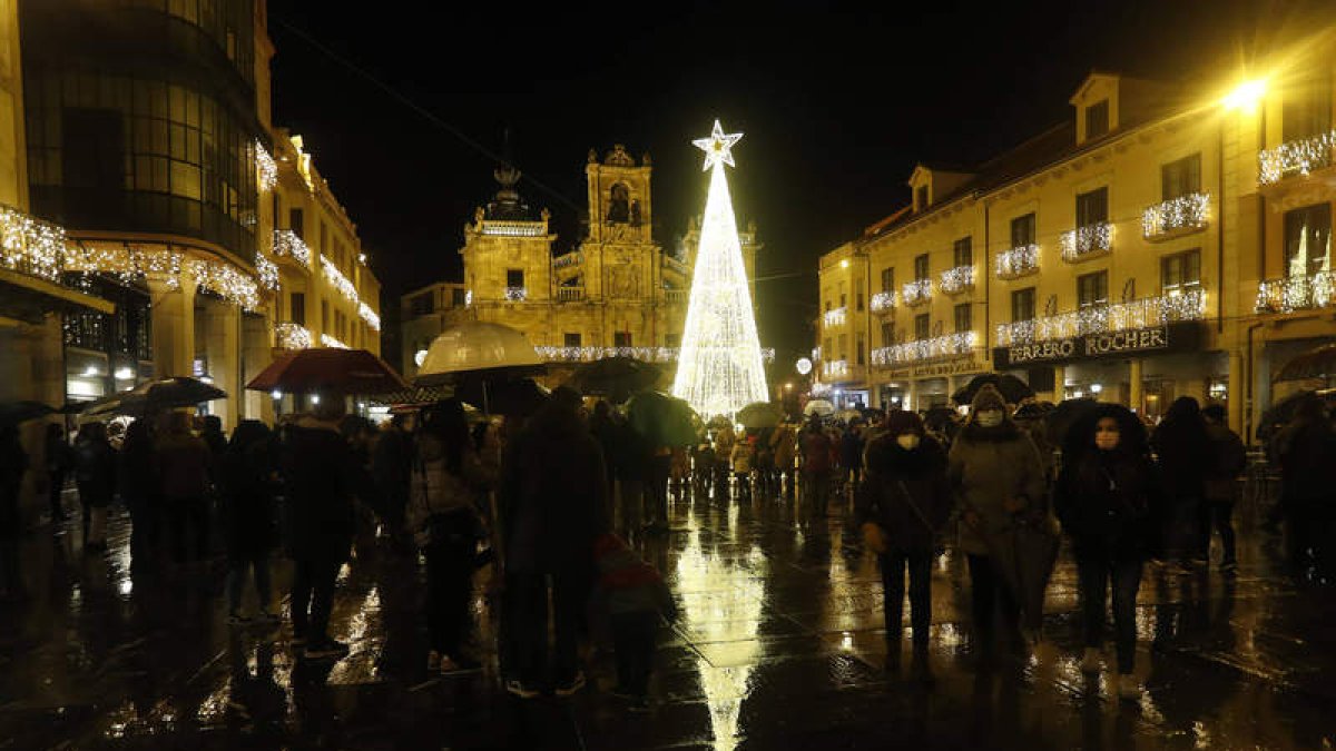 Las luces de Navidad de Astorga, aún visitables, se apagaron ayer a las 20.00 horas. JESÚS F. SALVADORES