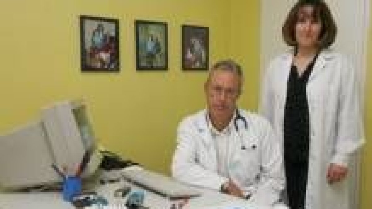 El doctor José Luis Conty, junto a su ayudante en la clínica municipal de salud deportiva