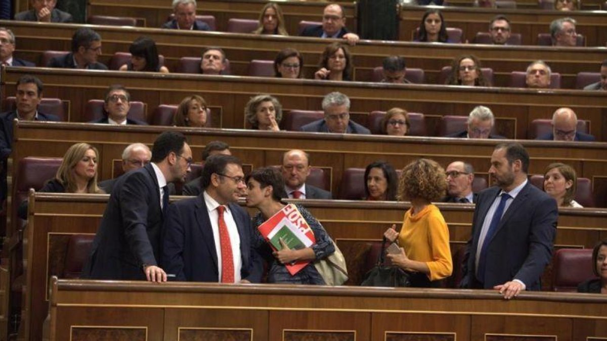 La bancada socialista se levanta tras el discurso de investidura de Mariano Rajoy.