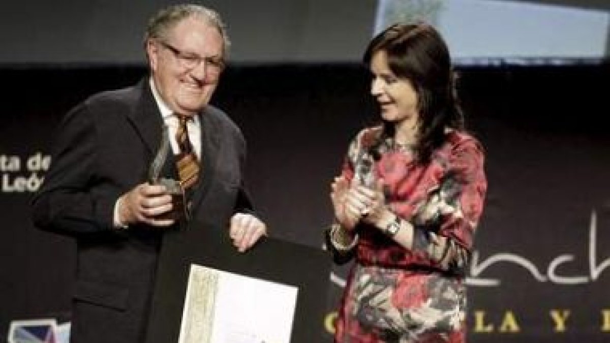 Fernando Díez, de Lácteas San Vicente, recibe de Silvia Clemente el Cincho al queso Conde Duque.
