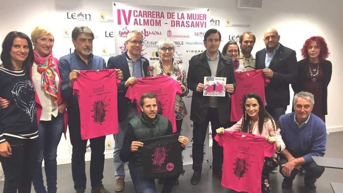 José María López Benito, Marta Mejías, Esther Fernández y los patrocinadores de la carrera. DL