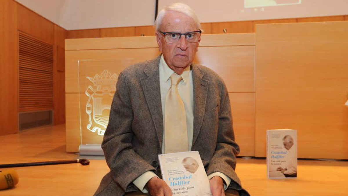 Cristóbal Halffter presentó ayer su libro en el Museo de la Radio de Ponferrada. L. DE LA MATA