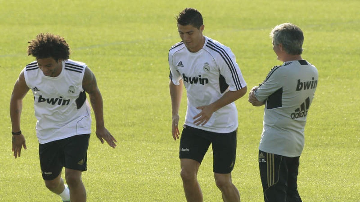 Marcelo, que volvió ayer a los entrenamientos, junto a Ronaldo y Mourinho.