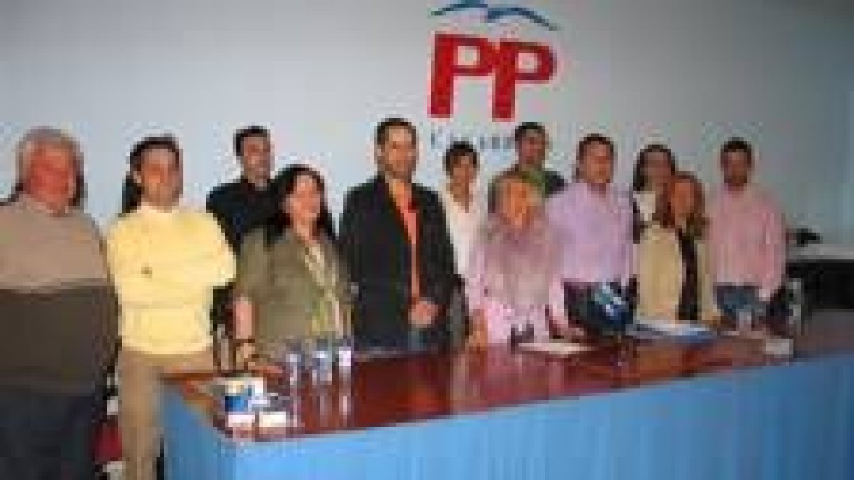 Canedo posa con el resto de integrantes de la candidatura del PP