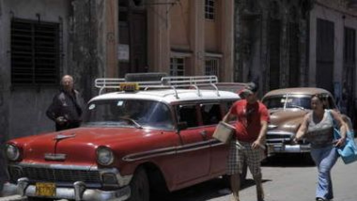 Un antiguo taxi en una calle de La Habana