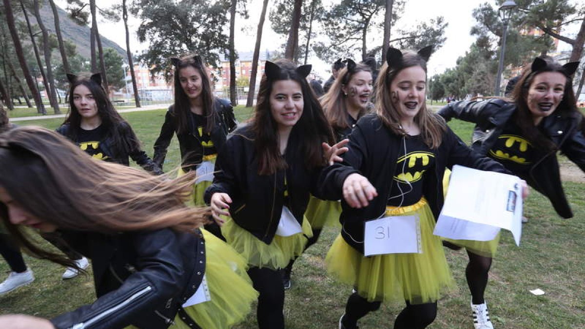 La búsqueda de premios movió en Ponferrada (arriba) a muchos jóvenes. Hubo fiesta en Bembibre (izda) y la Patrulla Canina estuvo en el Hospital L. DE LA MATA / CEBRONES