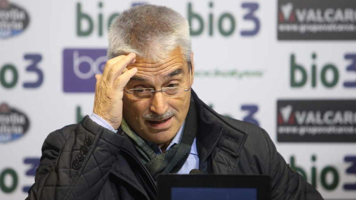 El nuevo entrenador de la Deportiva, Fabri González, dio sus primeros esbozos de lo que pretende del equipo y hoy se estrenará en el banquillo de El Toralín. L. DE LA MATA