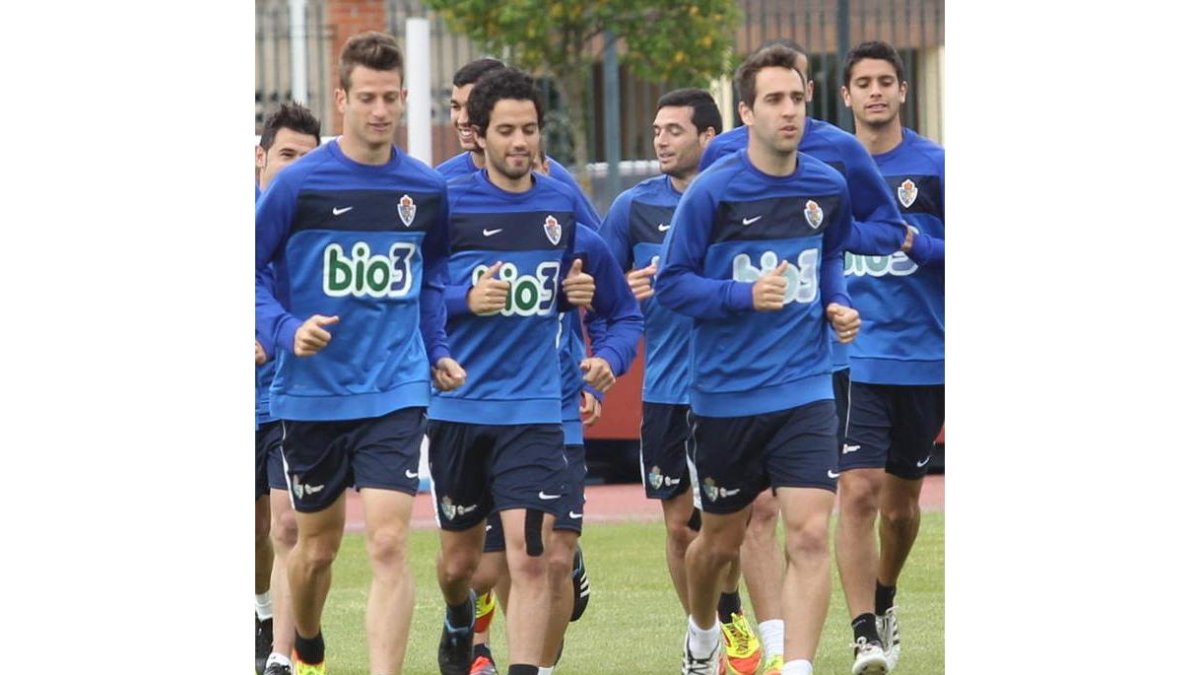 Mateo, segundo por la izquierda, regresa para jugar la vuelta ante el Lucena.
