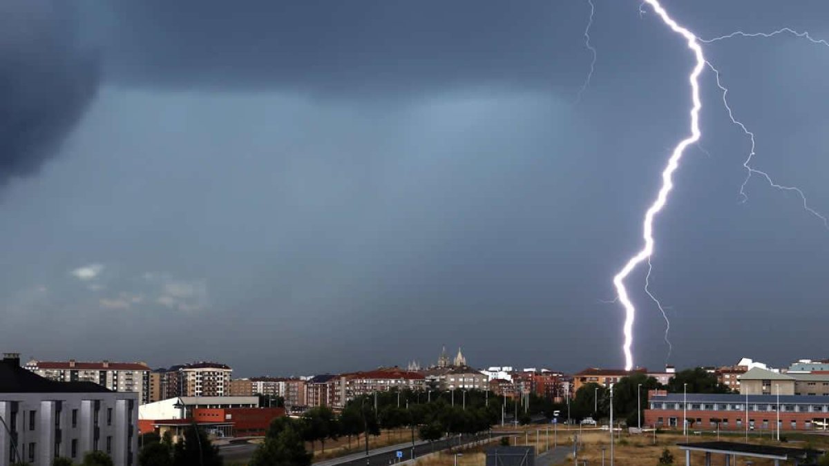 Tormenta en la capital en una imagen de archivo.