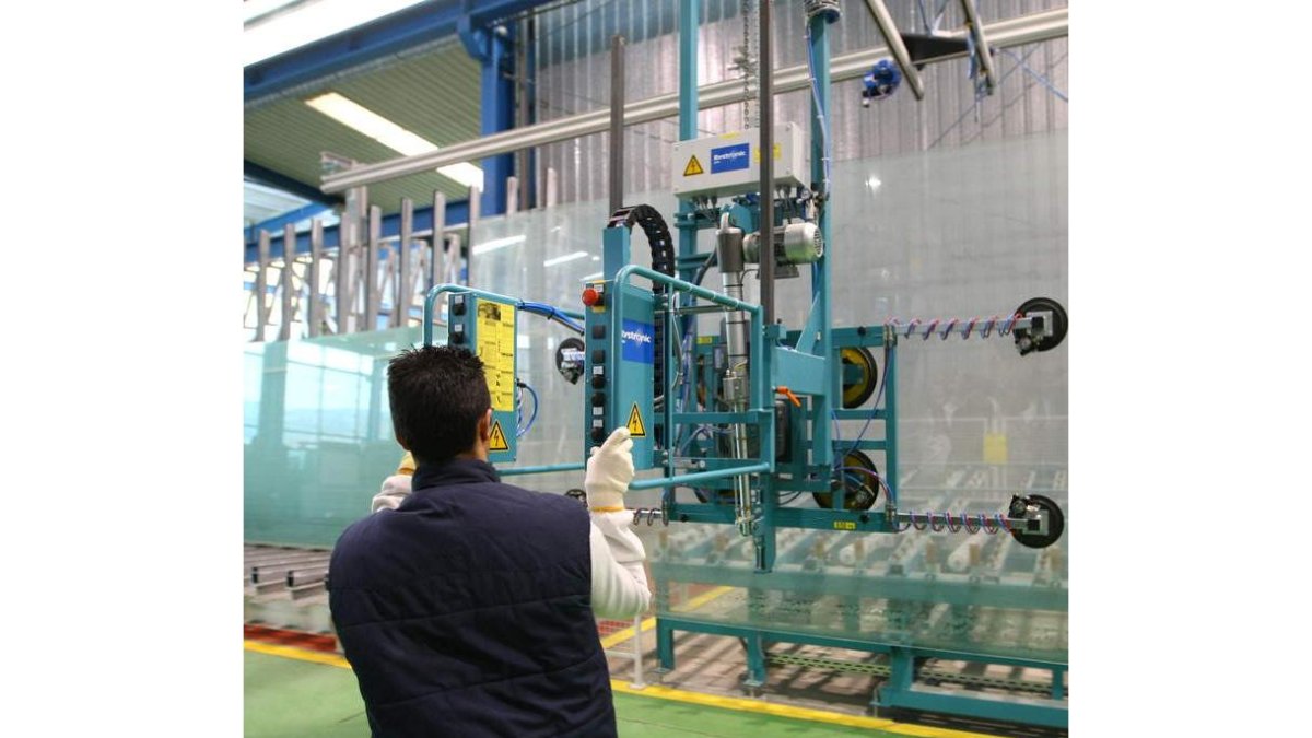 Un operario manipulando vidrio en la planta de La Rozada.