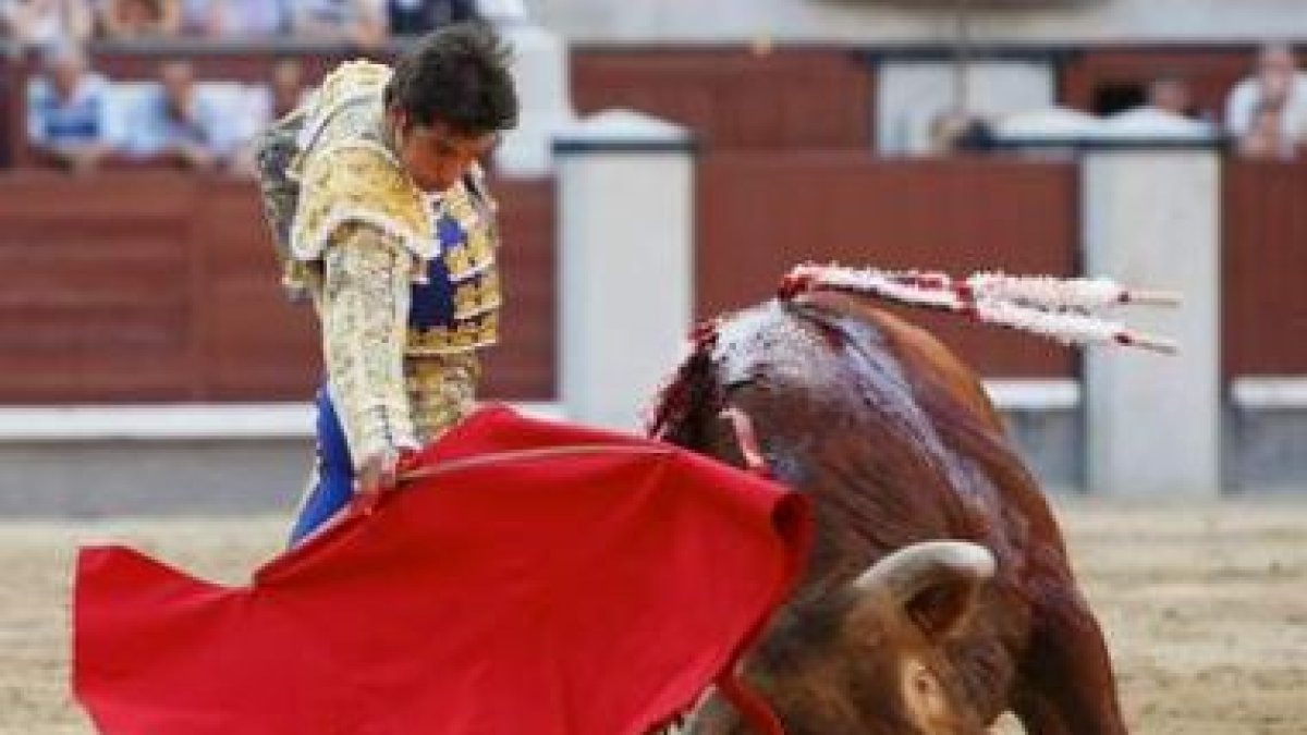 Cayetano Rivera da un pase con la muleta durante la corrida de la Feria de San Isidro.