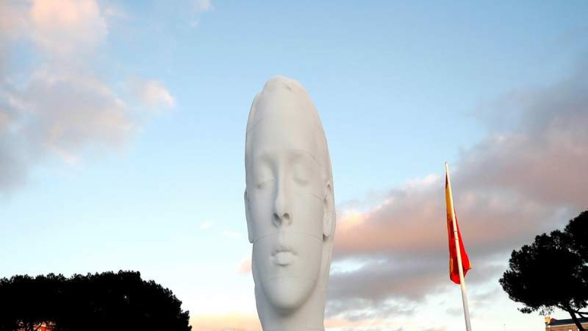 Vista de Julia, una escultura blanca de doce metros de altura instalada durante un año en la plaza de Colón. J.P.GANDUL