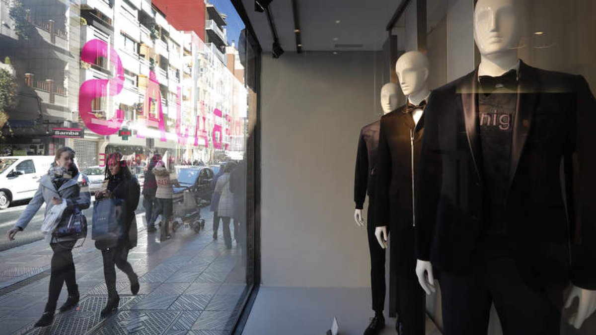 Las compras navideñas no desaniman a los leoneses a la hora de buscar nuevos descuentos con las rebajas. JESÚS