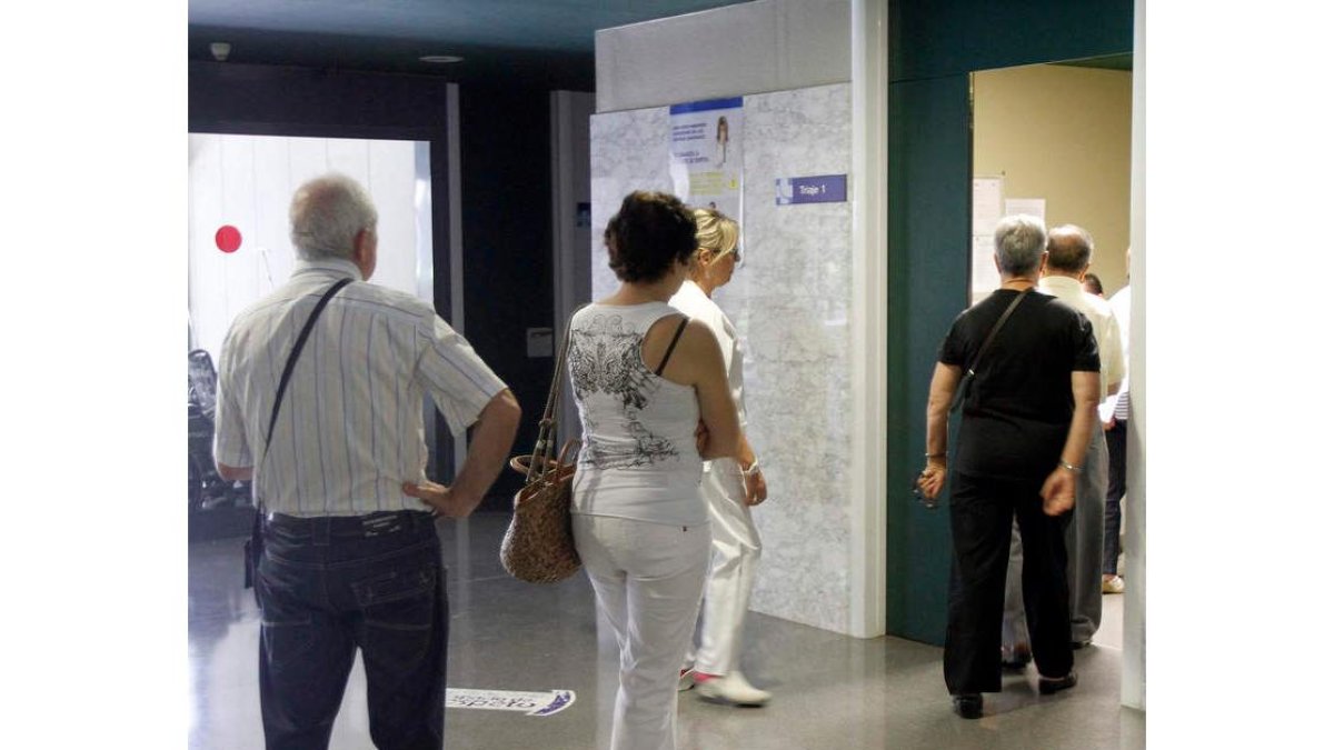 Pacientes recién llegados entran al triaje.