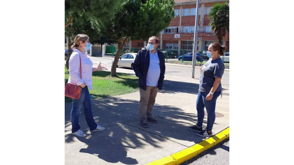 El alcalde frente a las nuevas señalizaciones viales. DL