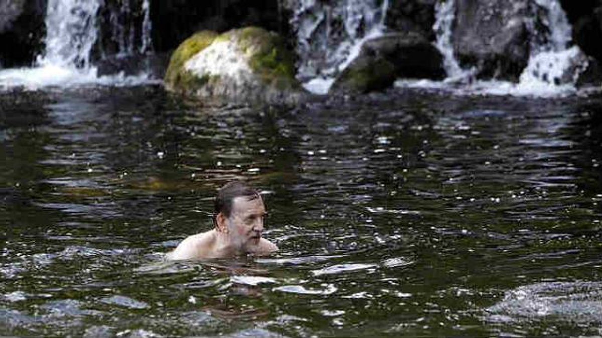 El presidente del Gobierno, Mariano Rajoy, durante un baño que se dió el sábado en las aguas del río Umia (Pontevedra).