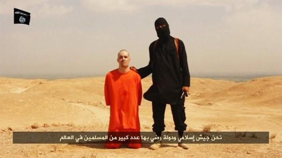 El 'Yihadista John' junto al periodista James Foley, en un vídeo difundido el 19 de agosto.