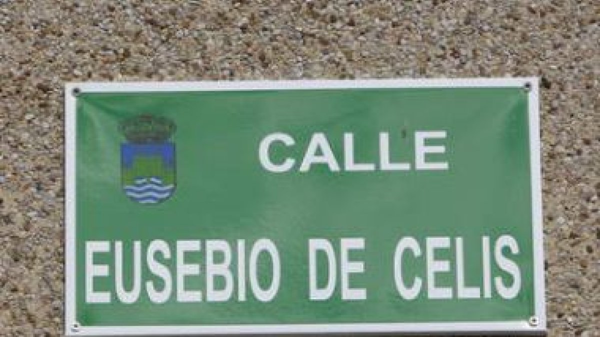 Placa dedicada al cura en los ochenta, que cambiará los apellidos