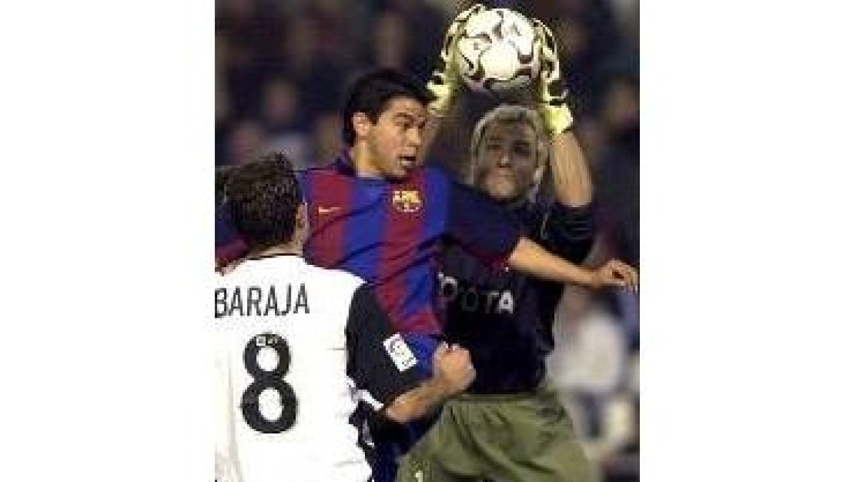 Cañizares se hace con el balón ante la presencia de Saviola y Baraja