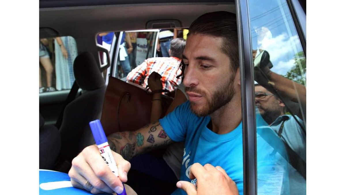 El jugador del Real Madrid Sergio Ramos firma autógrafos a sus seguidores.