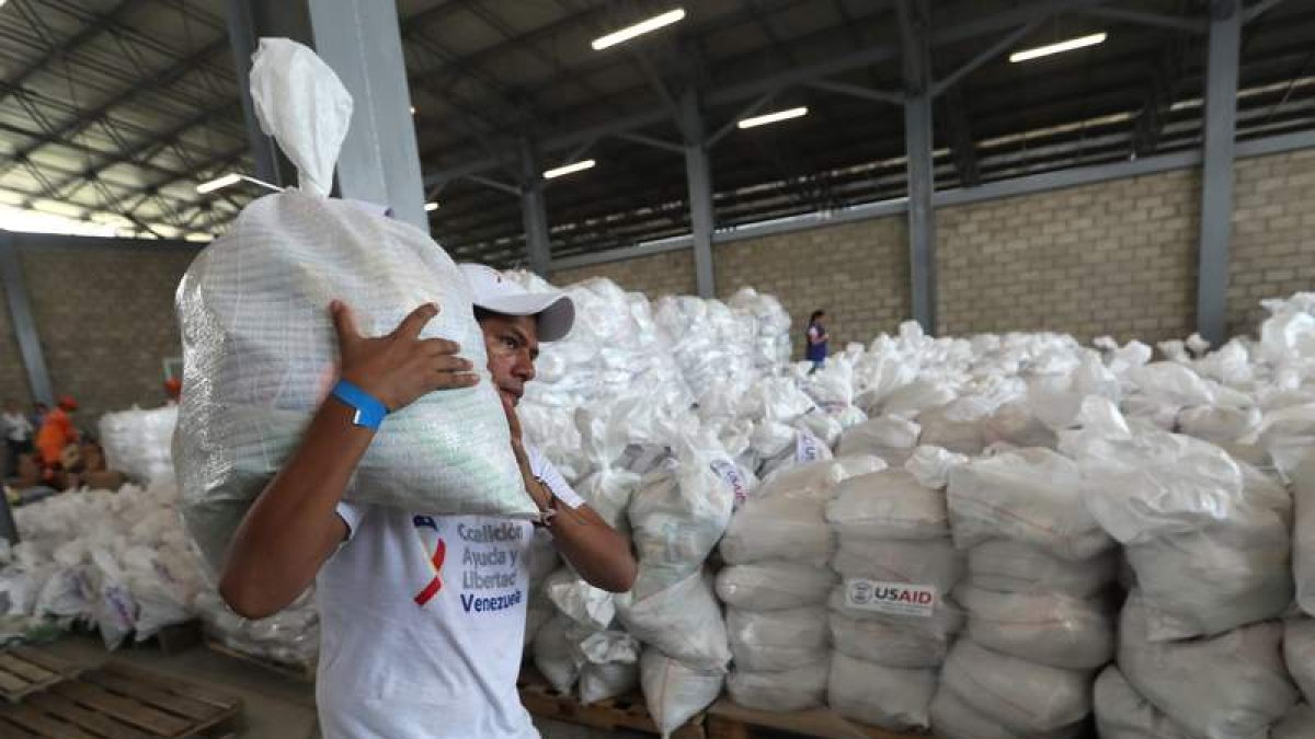 Cargamento con ayuda humanitaria para Venezuela en un centro en Cúcuta. MAURICIO DUEÑAS