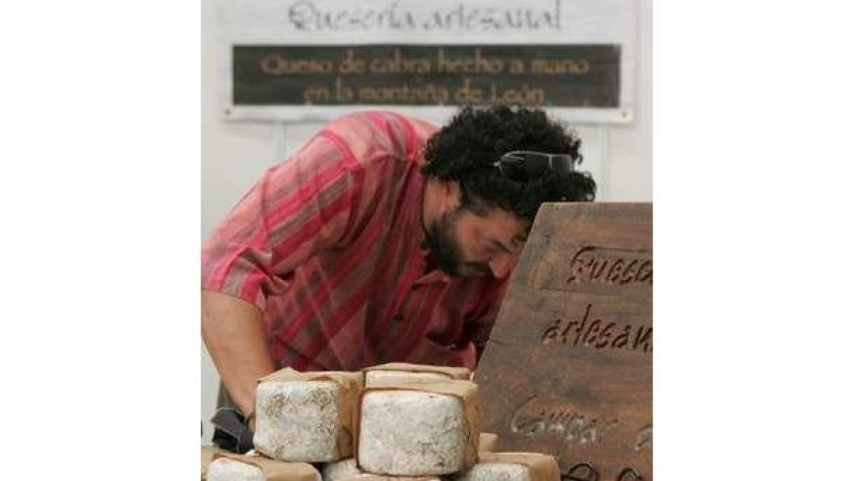 Uno de los productores artesanos de queso en la última feria de los Productos de León.
