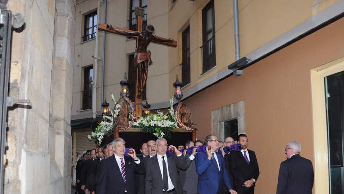 La procesión recorrió las calles de la parroquia de San Martín, con los braceros a cara descubierta. JAVIER SUÁREZ-QUIÑONES