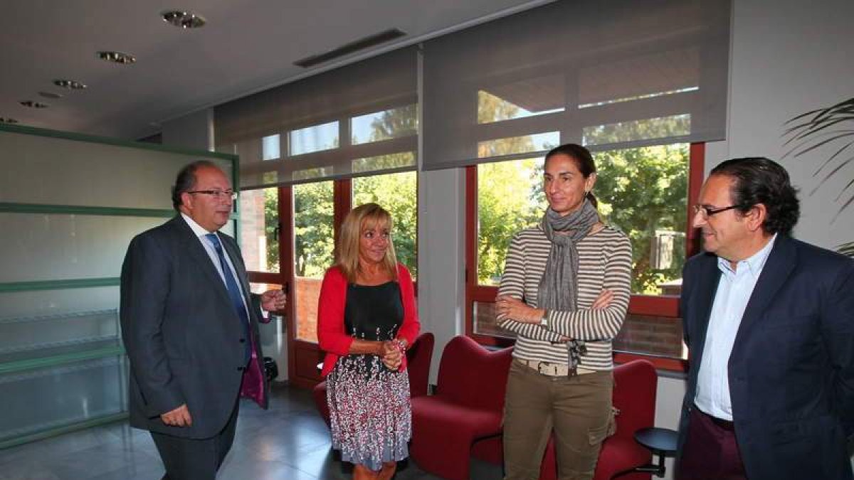 Carrasco con tres de los candidatos, Eduardo Fernández, Arancha Miguélez y Aznar. secundino pérez