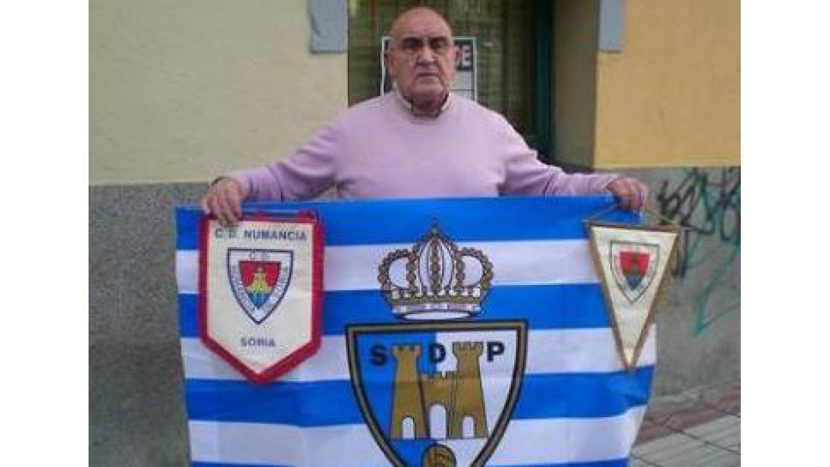 Nino, con los emblemas de sus dos ex equipos, delante de Casa Cubelos, hoy cerrada.