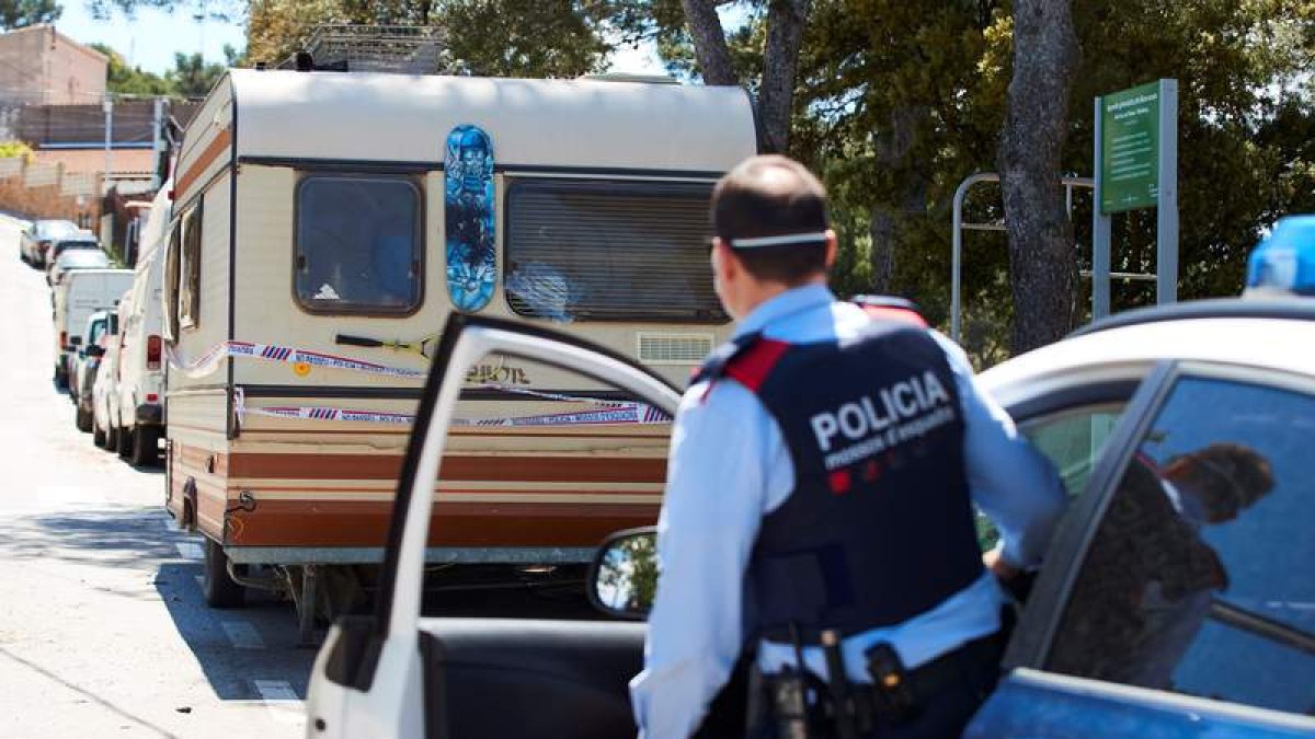Los Mossos detuvieron ayer al presunto asesino de su hermana en su casa de Terrassa. EFE