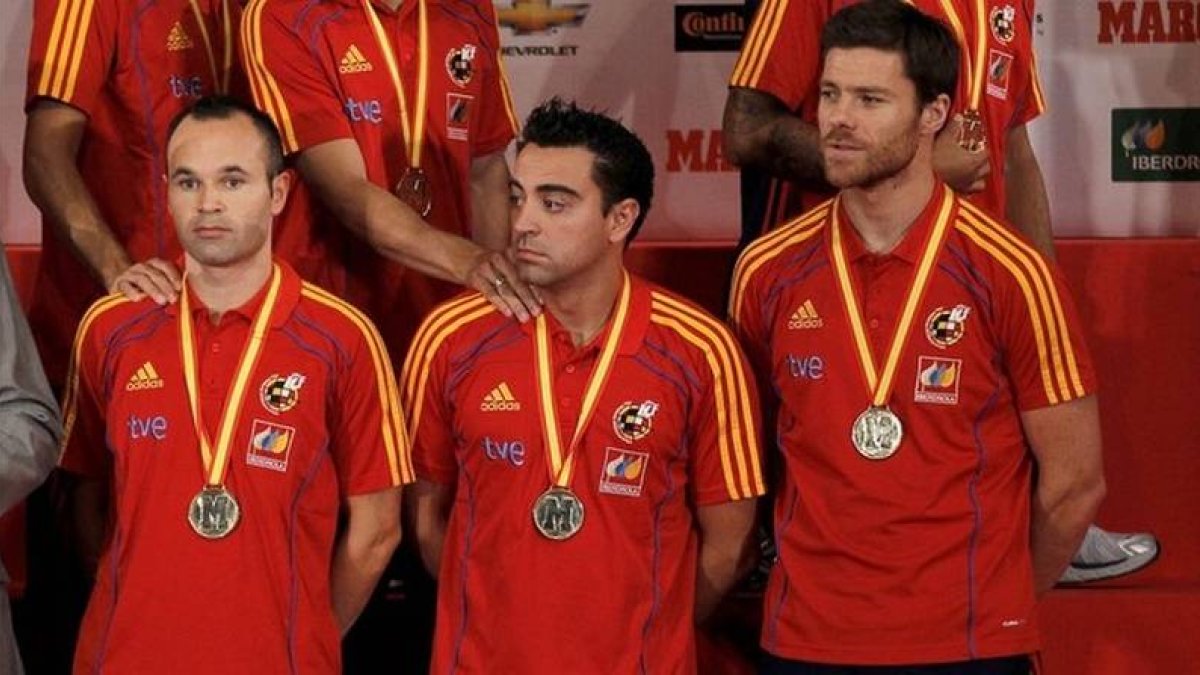 Xabi Alonso (derecha), al lado de Iniesta y Xavi.