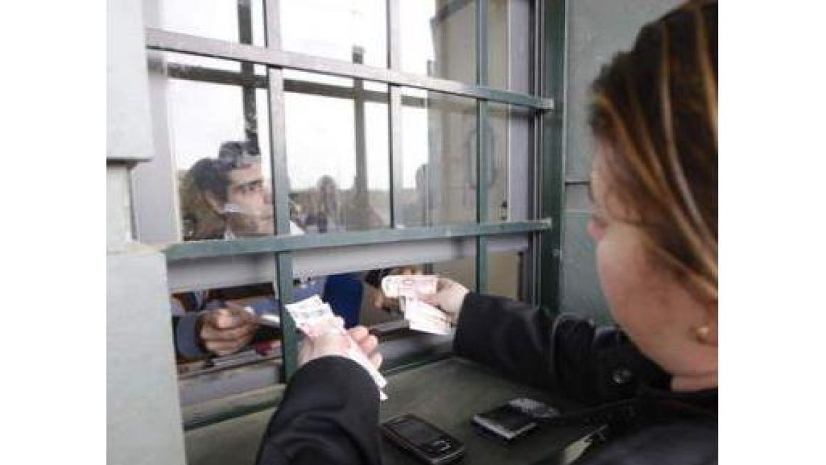 Un mujer compra entradas «oficiales» en la taquilla para el partido Cultural-Barça.