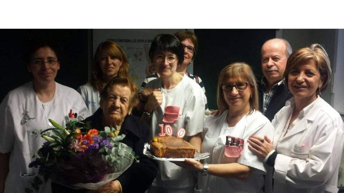 Miembros del Servicio de Nefrología del Hospital posan con Guadalupe para celebrar su cumpleaños